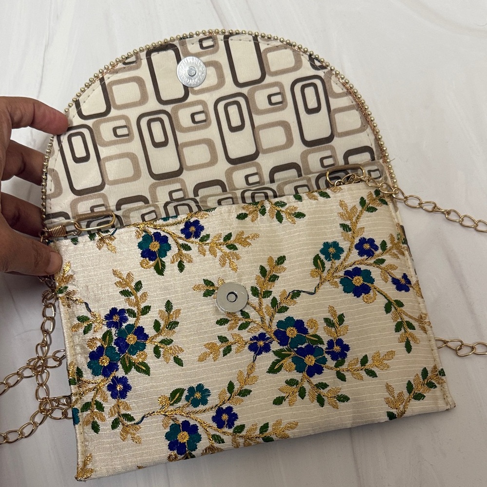 NWT Floral Chain Strap Clutch - Cream and Blue side bags - Picture 6 of 7
